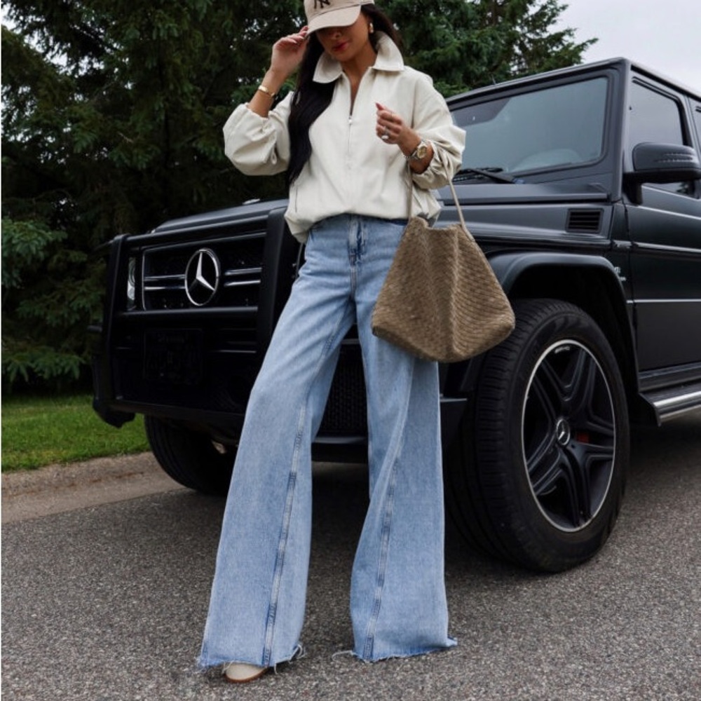 Zara The 90s High Rise Wide Leg Jeans Raw Hem BLOGGER FAVORITE